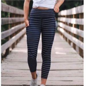 Zyia active capris striped black and white.  Sz4 no defects